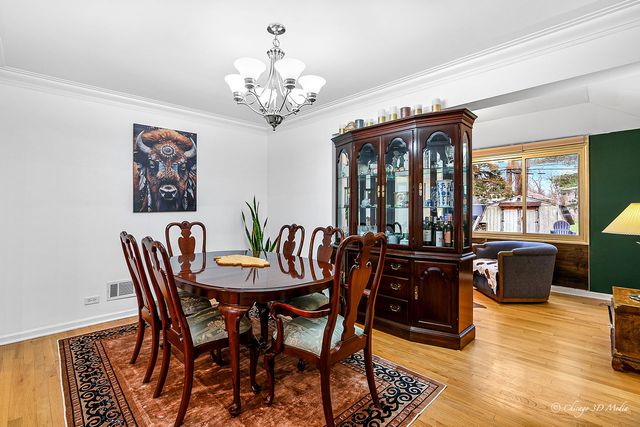 5844 N Lacey Avenue, Chicago, IL 60646