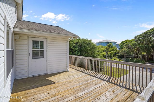 212 SE 78th Street, Oak Island, NC 28465