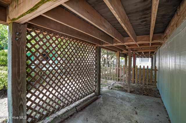 212 SE 78th Street, Oak Island, NC 28465
