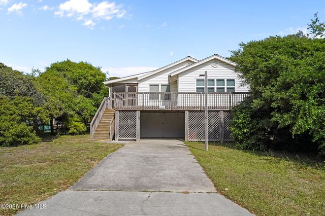 212 SE 78th Street, Oak Island, NC 28465