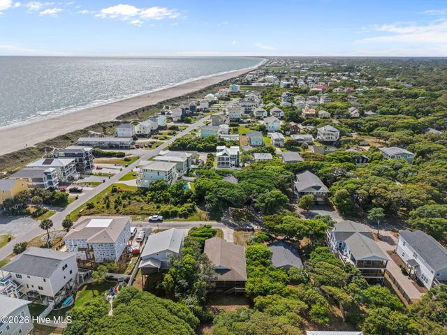 212 SE 78th Street, Oak Island, NC 28465