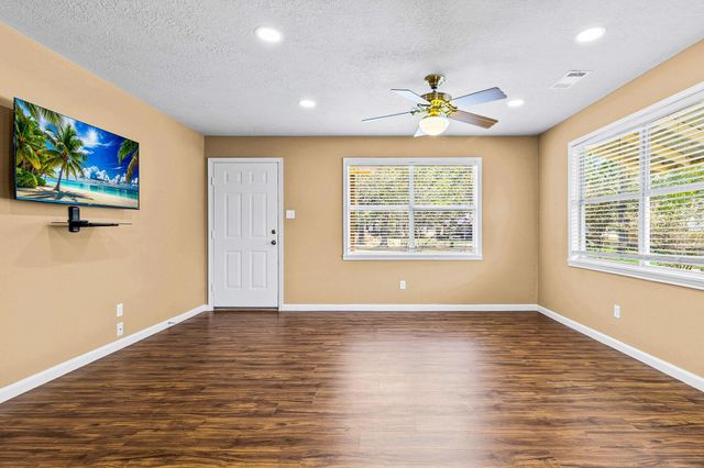 330 Pine Brook Dr, Livingston, TX 77351