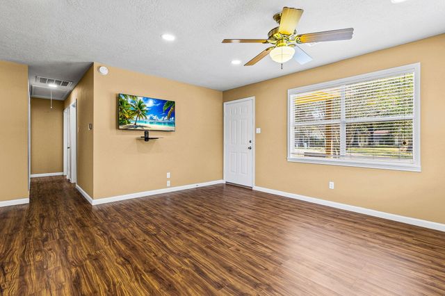 330 Pine Brook Dr, Livingston, TX 77351