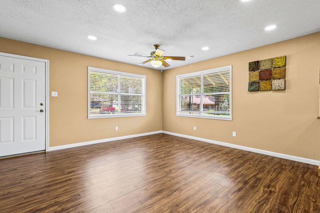 330 Pine Brook Dr, Livingston, TX 77351