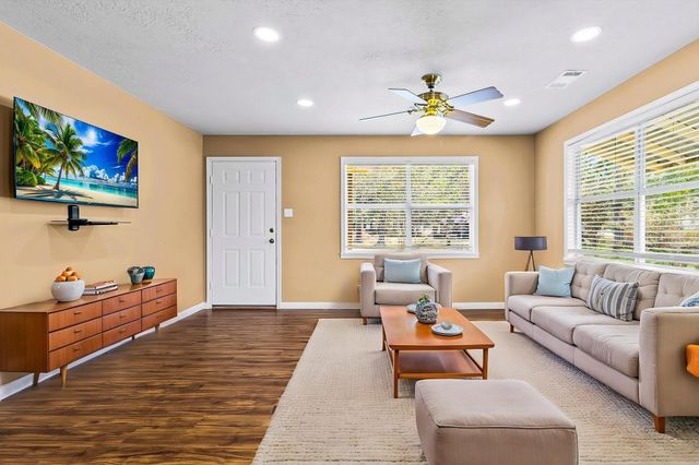 330 Pine Brook Dr, Livingston, TX 77351