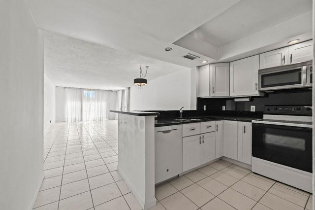 3581 S Ocean Boulevard 2d, South Palm Beach, FL 33480