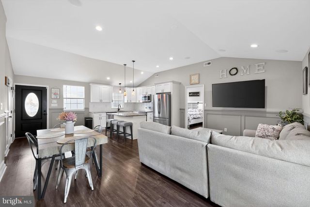 41 STREAM LN, Levittown, PA 19055