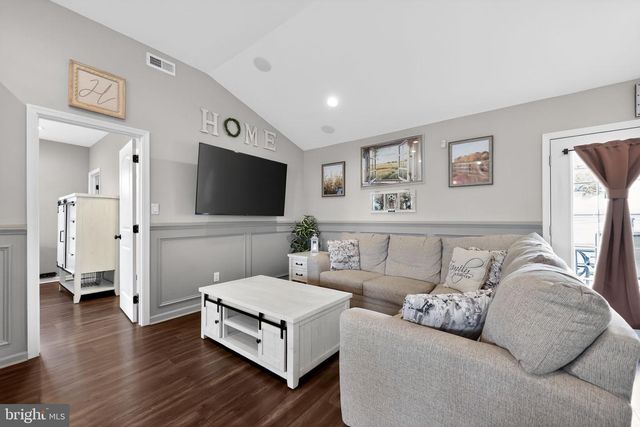 41 STREAM LN, Levittown, PA 19055