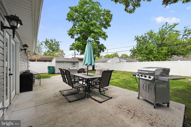 41 STREAM LN, Levittown, PA 19055