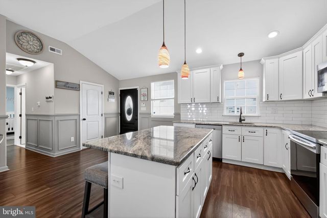 41 STREAM LN, Levittown, PA 19055