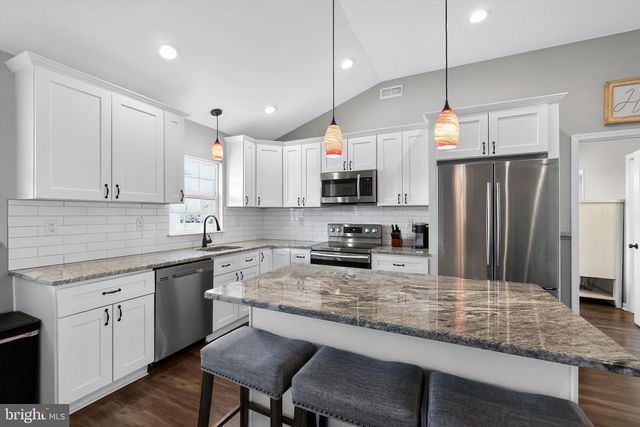 41 STREAM LN, Levittown, PA 19055