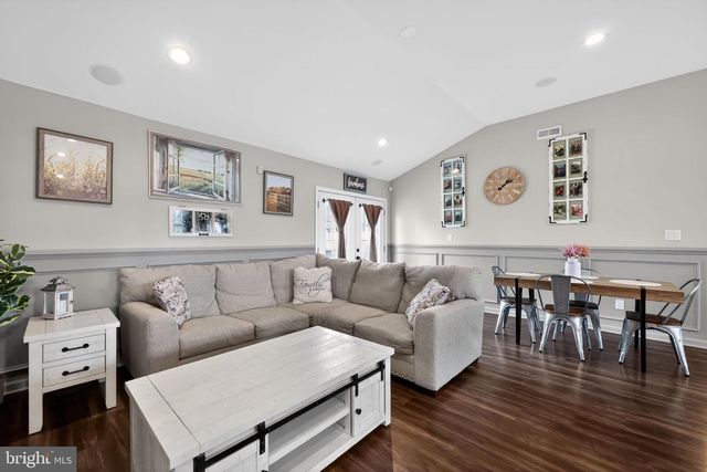 41 STREAM LN, Levittown, PA 19055