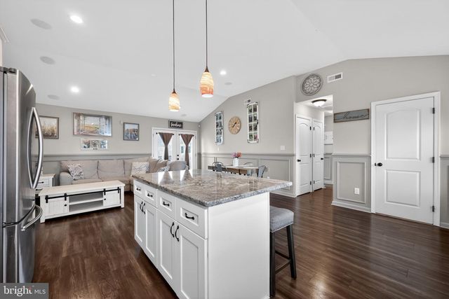 41 STREAM LN, Levittown, PA 19055