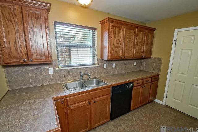 2005 S Commerce Ave, Gonzales, LA 70737