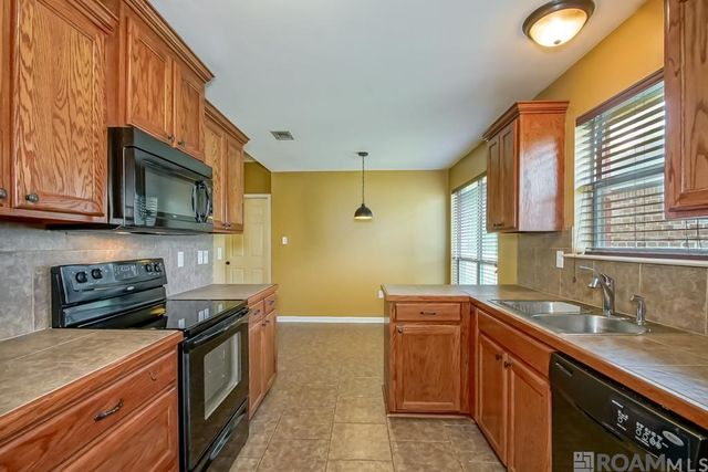 2005 S Commerce Ave, Gonzales, LA 70737