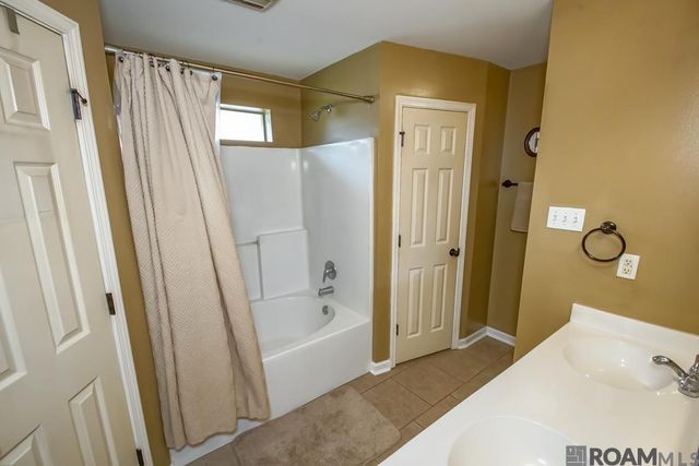 2005 S Commerce Ave, Gonzales, LA 70737