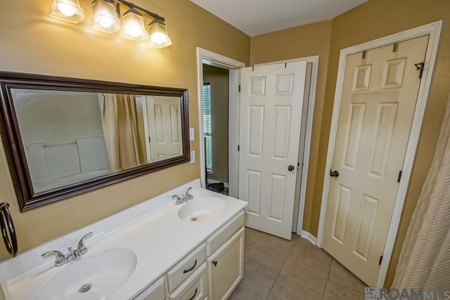 2005 S Commerce Ave, Gonzales, LA 70737