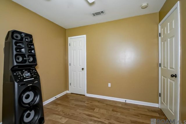 2005 S Commerce Ave, Gonzales, LA 70737