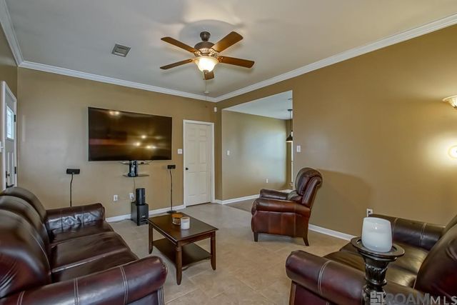 2005 S Commerce Ave, Gonzales, LA 70737