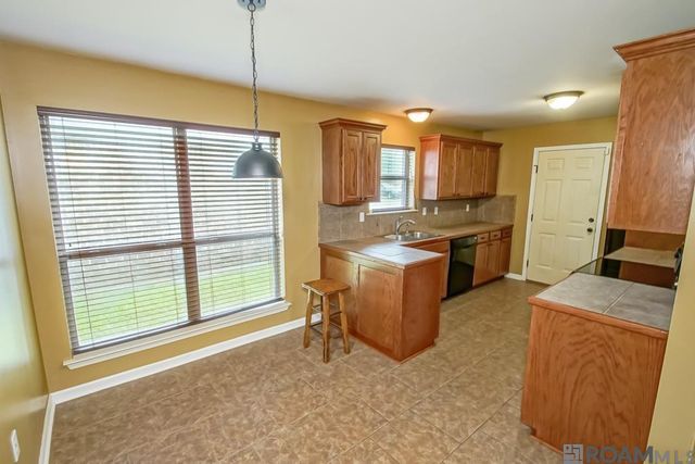 2005 S Commerce Ave, Gonzales, LA 70737