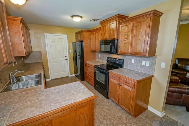 2005 S Commerce Ave, Gonzales, LA 70737