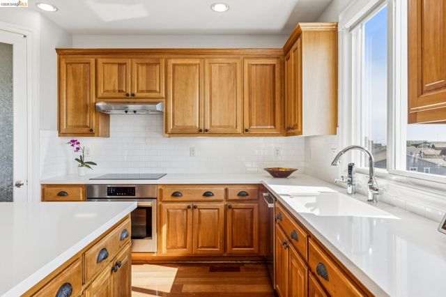 214 Seaview Dr, Richmond, CA 94801