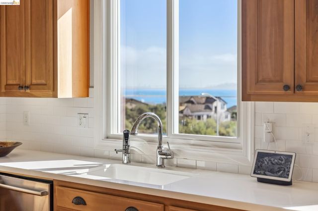 214 Seaview Dr, Richmond, CA 94801