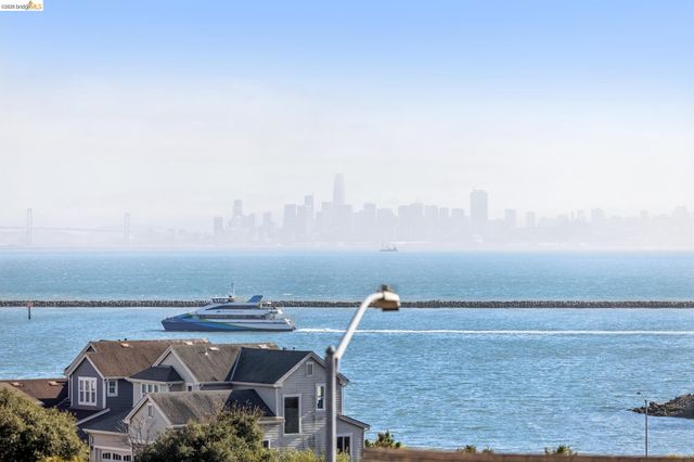 214 Seaview Dr, Richmond, CA 94801