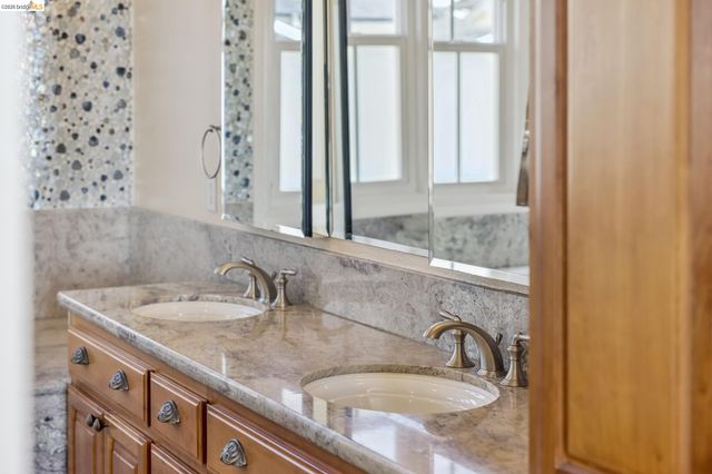 214 Seaview Dr, Richmond, CA 94801