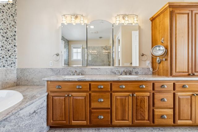 214 Seaview Dr, Richmond, CA 94801