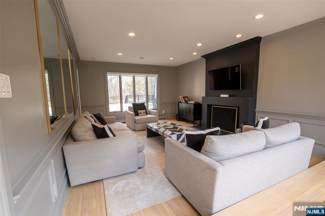 250 Truman Drive, Cresskill, NJ 07626