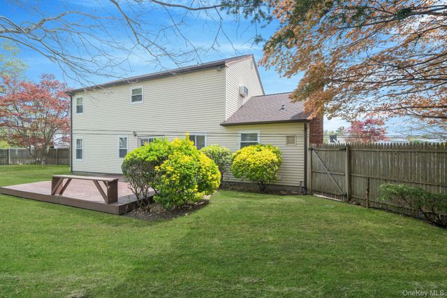 75 2nd Place, Central Islip, NY 11722