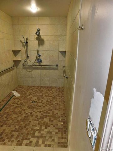 2780 W Clarkston Road, Lake Orion, MI 48362