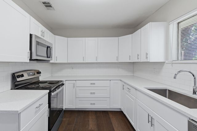 2204 Dunloe Avenue, Dallas, TX 75228