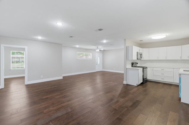 2204 Dunloe Avenue, Dallas, TX 75228
