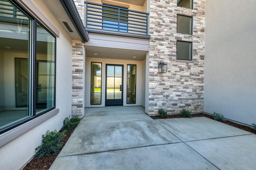 Image 5 of property listing at 11610 N Range View Drive, Fresno, CA 93730