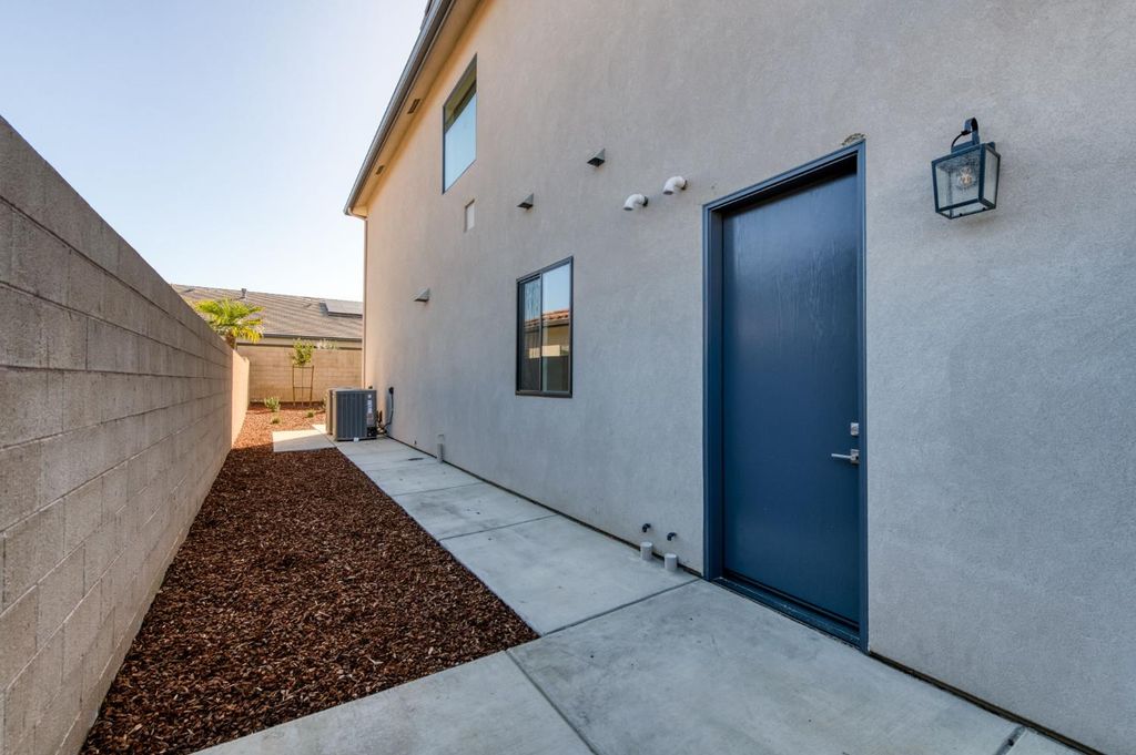 Image 63 of property listing at 11610 N Range View Drive, Fresno, CA 93730