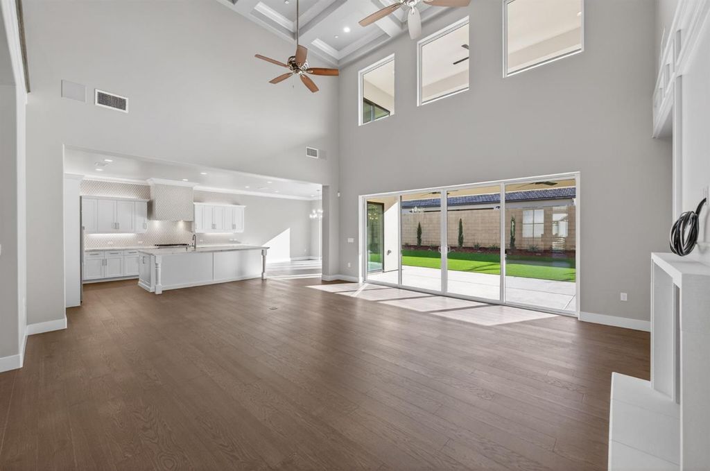 Image 8 of property listing at 11610 N Range View Drive, Fresno, CA 93730