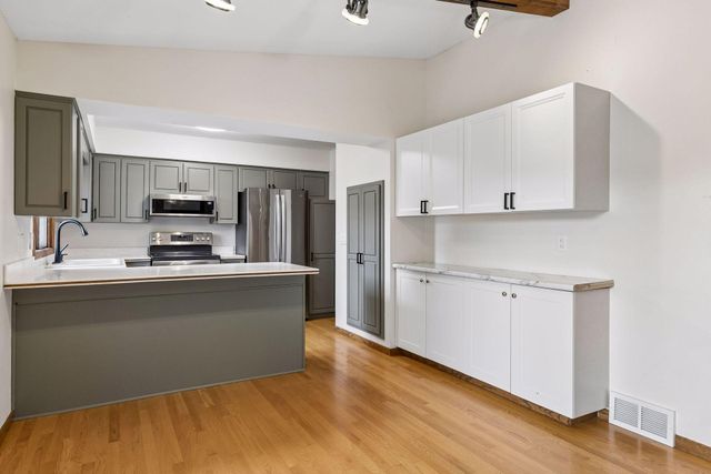 401 Mission Road W, Bloomington, MN 55420