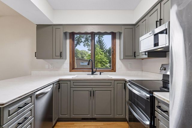 401 Mission Road W, Bloomington, MN 55420