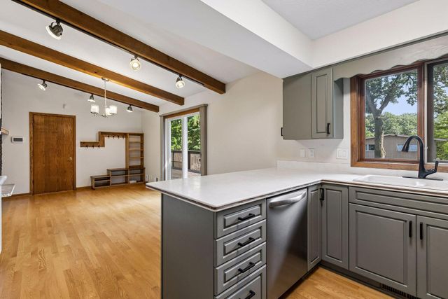 401 Mission Road W, Bloomington, MN 55420