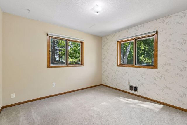 401 Mission Road W, Bloomington, MN 55420