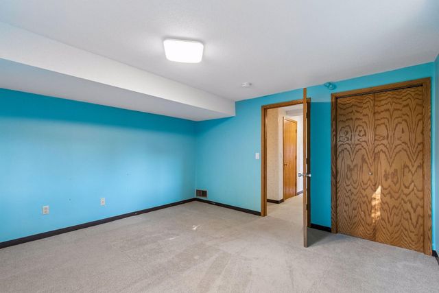 401 Mission Road W, Bloomington, MN 55420