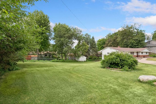 401 Mission Road W, Bloomington, MN 55420