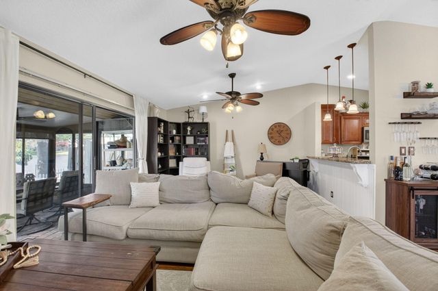 41 Mayfair Lane, Boynton Beach, FL 33426