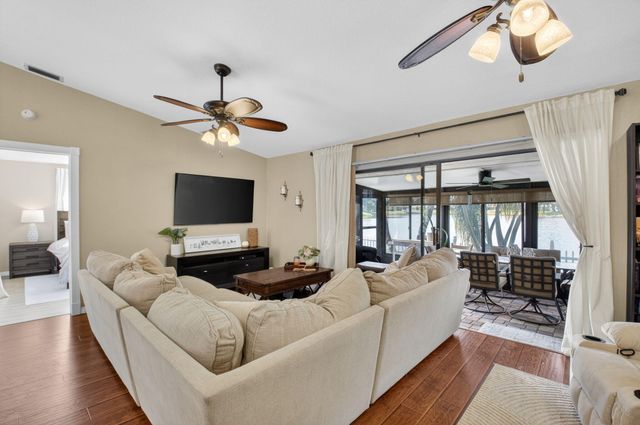 41 Mayfair Lane, Boynton Beach, FL 33426