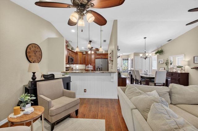 41 Mayfair Lane, Boynton Beach, FL 33426