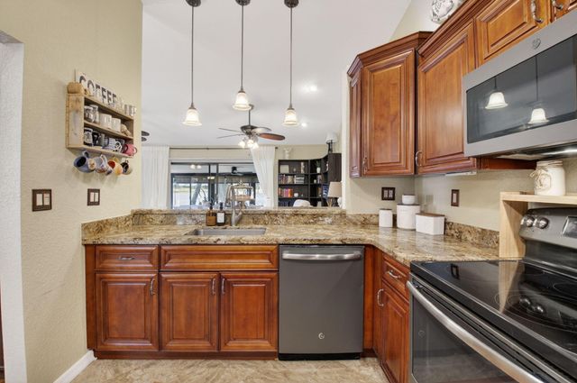 41 Mayfair Lane, Boynton Beach, FL 33426