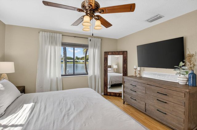 41 Mayfair Lane, Boynton Beach, FL 33426