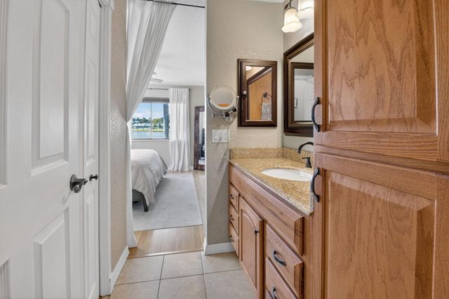 41 Mayfair Lane, Boynton Beach, FL 33426